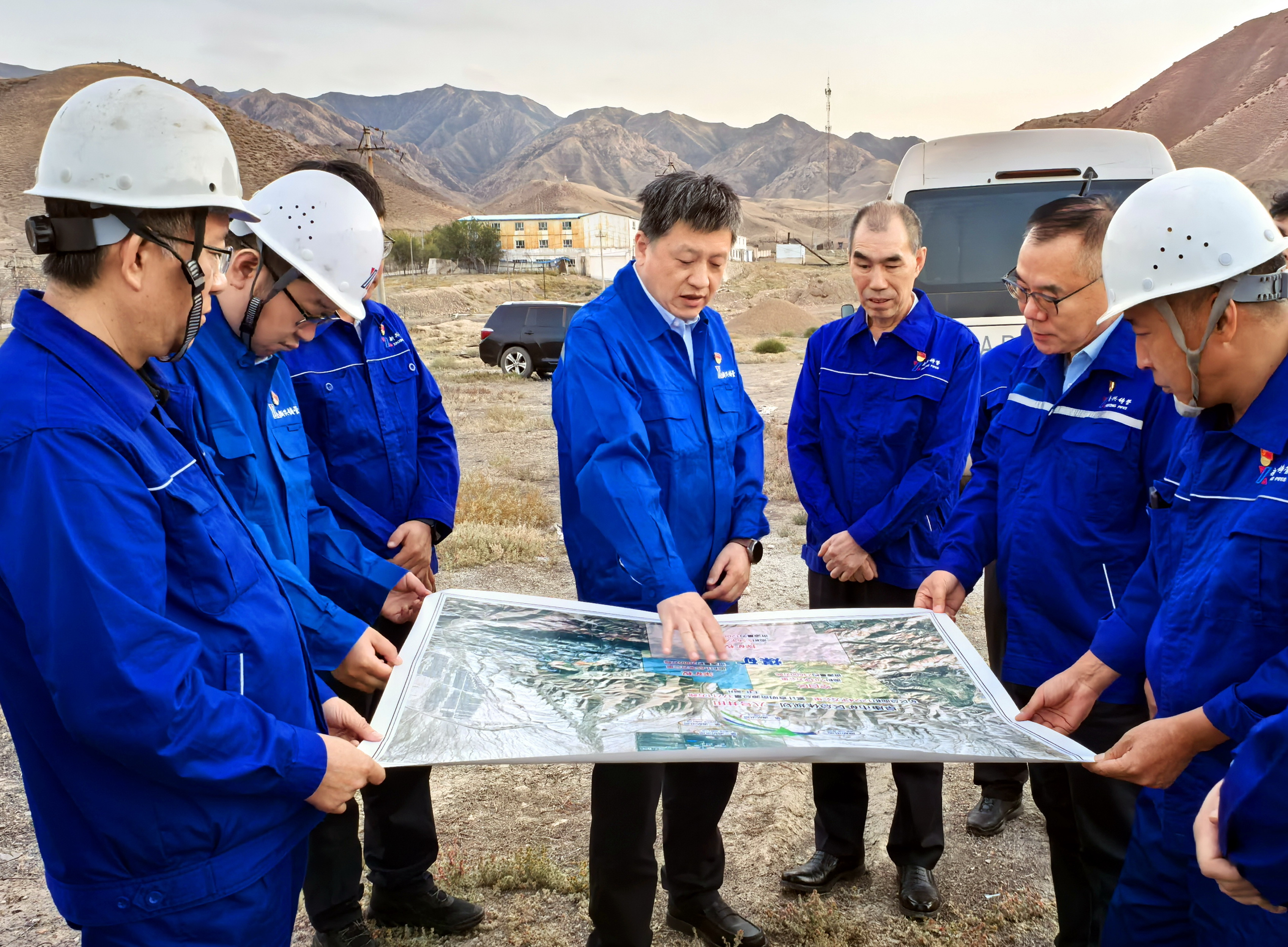 周群到新疆地区所属企业调研时强调：贯彻新时代党的治疆方略 奋力打造“四个标杆”企业